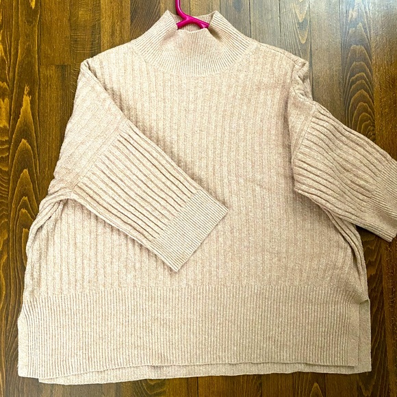 Ann Taylor LOFT Outlet
Size M Oversized Turtleneck Sweater - Picture 2 of 3